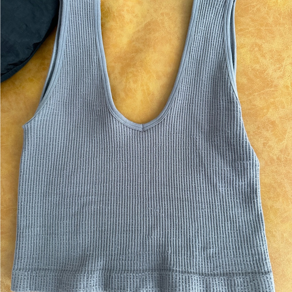 Soft Cropped Tank in M & Gray